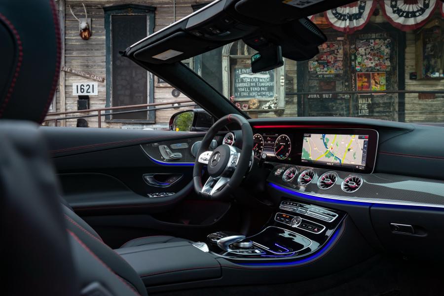 Интерьер Mercedes-AMG E53 4Matic+ Cabriolet (A238) 2018 года  (фото 3 из 16)
